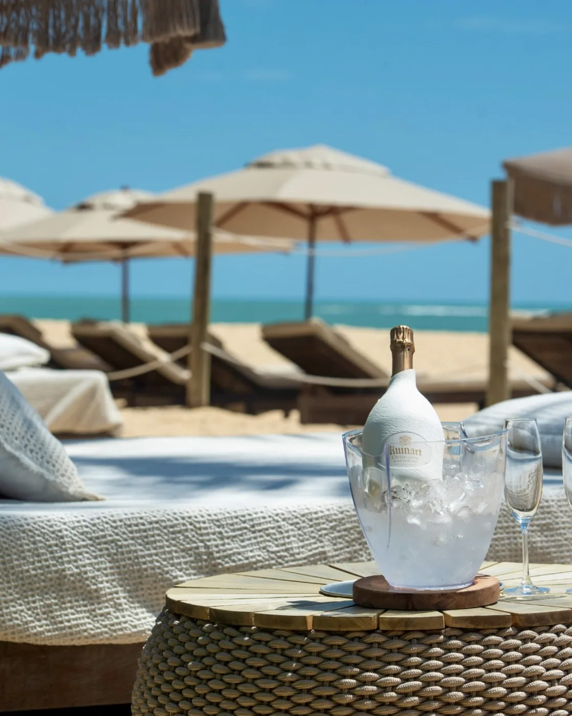 Espumante servido à beira-mar no Amaia Trancoso Hotel