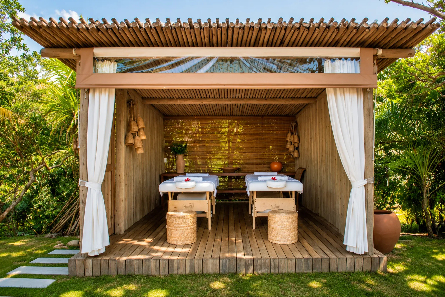 Espaço de massagens do Amaia cercado pela natureza
