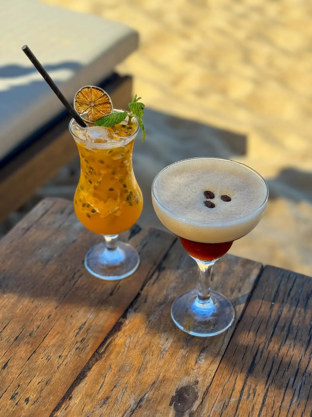 Drinks servidos no bar pé na areia do Amaia