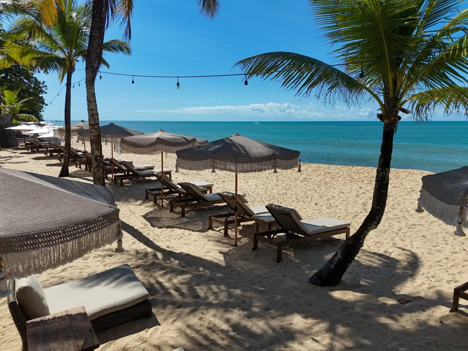 Praia do Rio Verde em frente ao Amaia Trancoso, com espreguiçadeiras e ombrelones junto ao mar