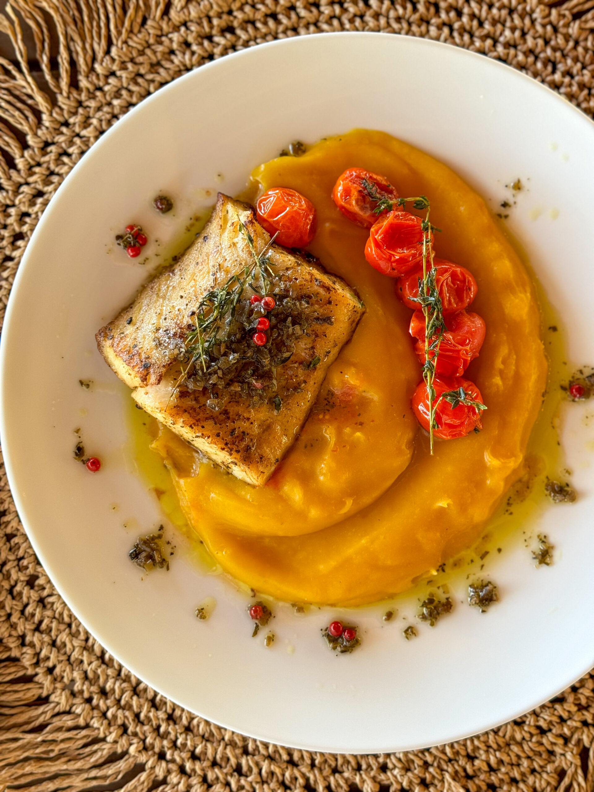 Amaia Hotel boutique pé na areia em Trancoso Restaurante prato com salmão